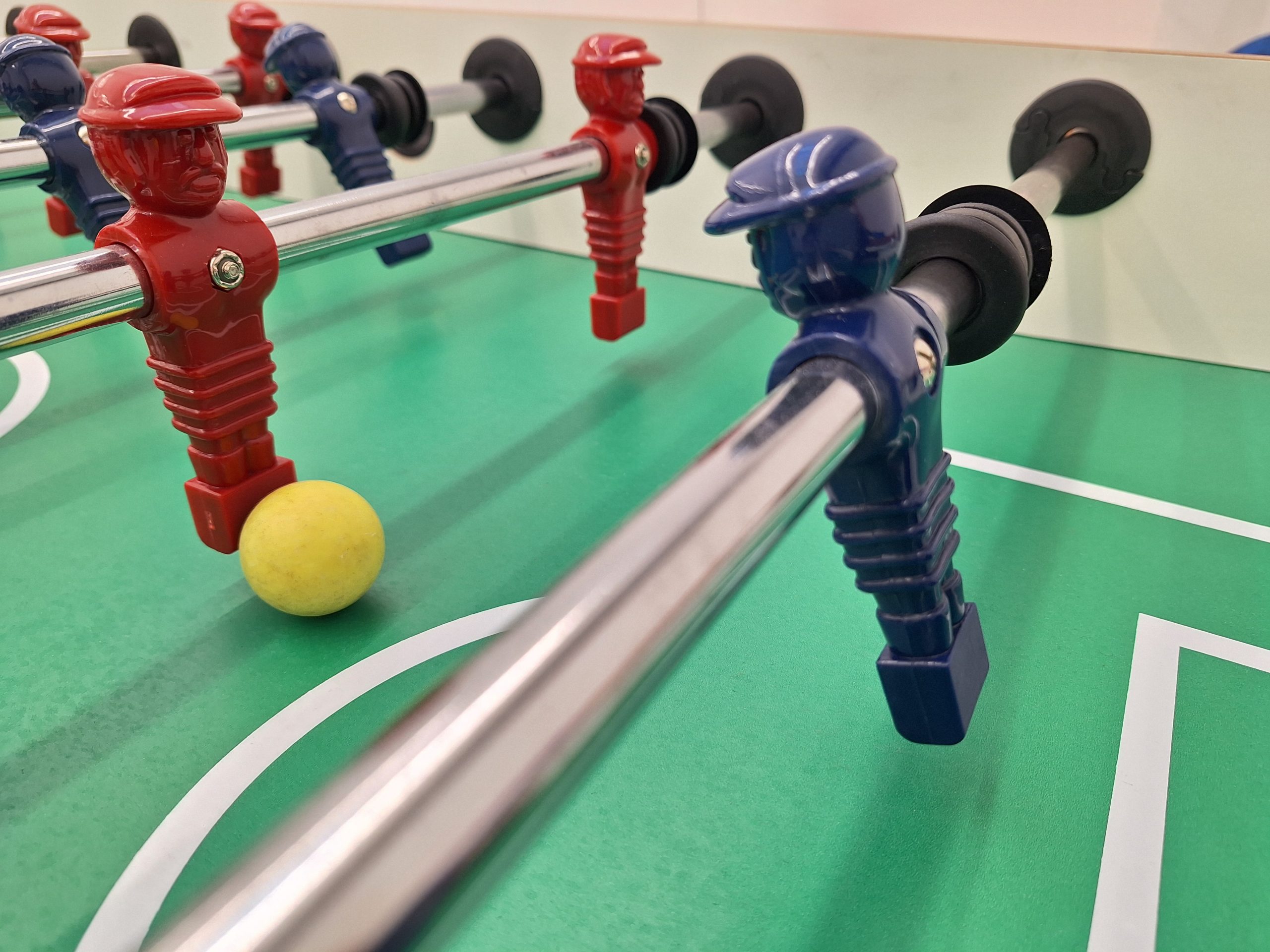 Foto von Figuren eines Tischfußballtisches