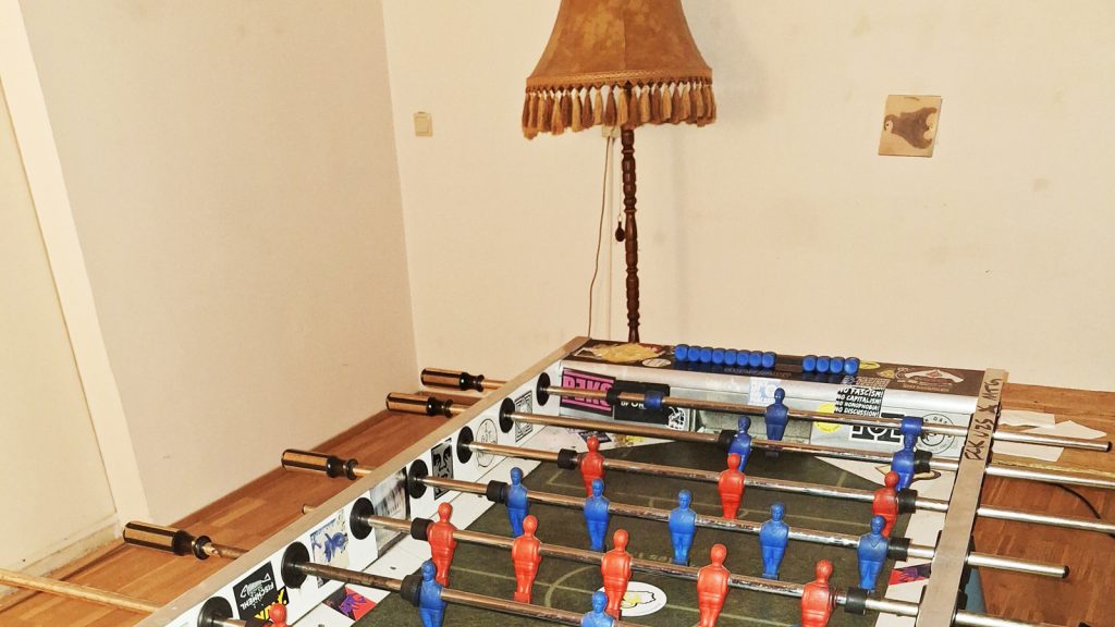 Foto von einem heruntergekommenen Wuzzler in einem schmucklosen Raum