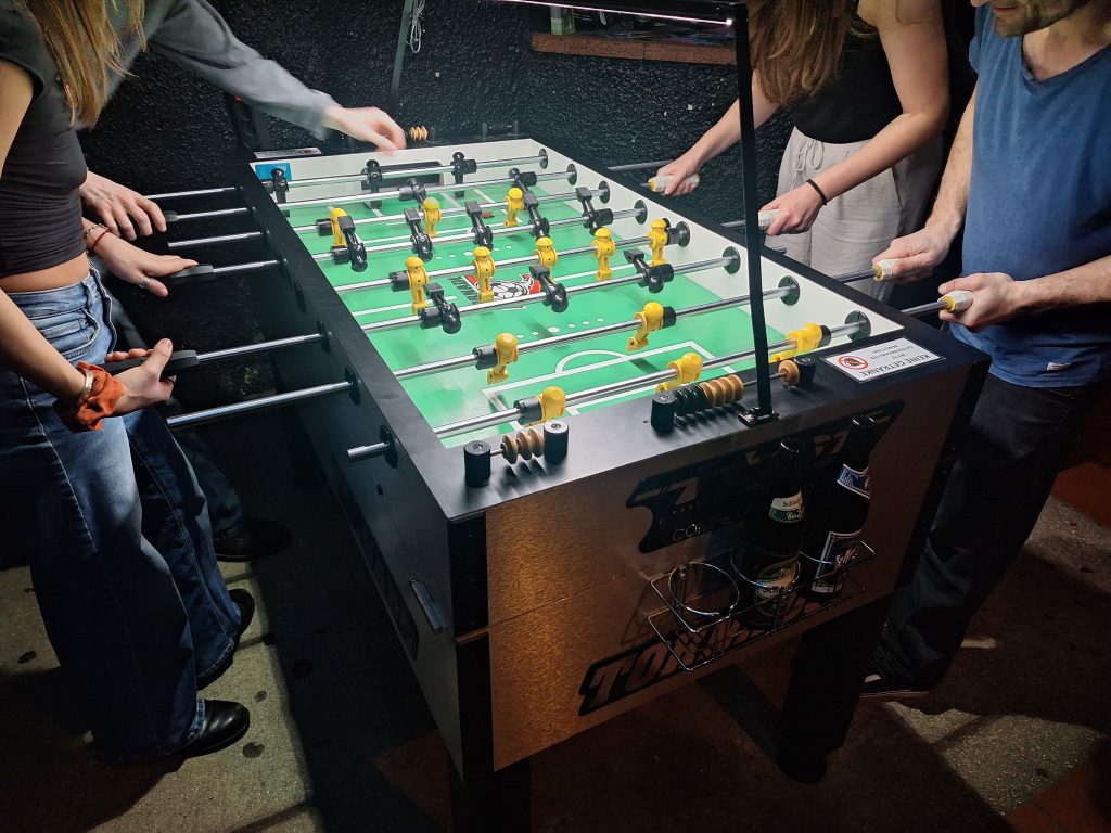 Viper Room Tischfußball mit vier Spieler:innen